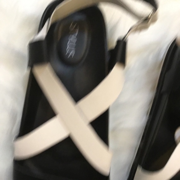 STYLUS size 8 black & white sandal with adjustable Velcro at heel - Picture 10 of 16